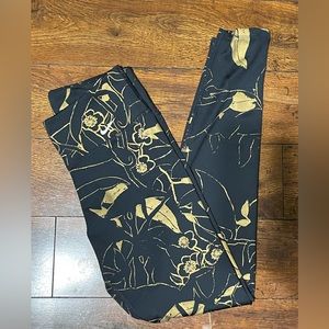 Women’s Nike Leggings. Black with gold pattern. Size small.